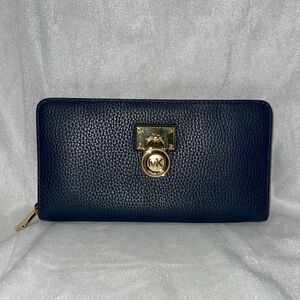 Michael Kors Hamilton Traveler Large
Zip Around Navy Leather Wallet w/ Lock